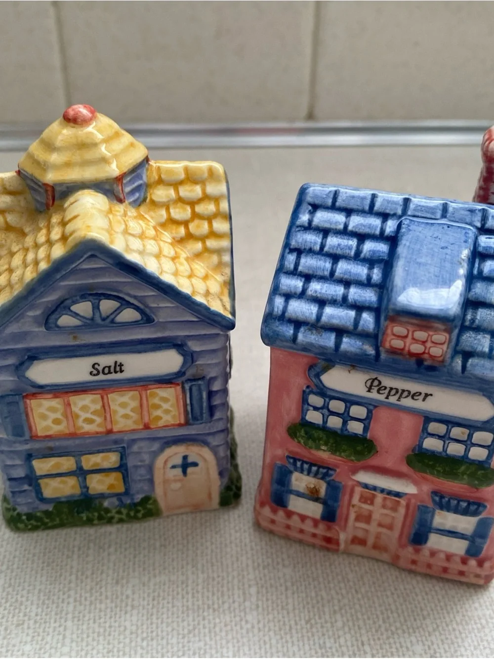 Avon VTG Cottage Collection House Salt and Pepper Shakers Set – 1997 Ceramic